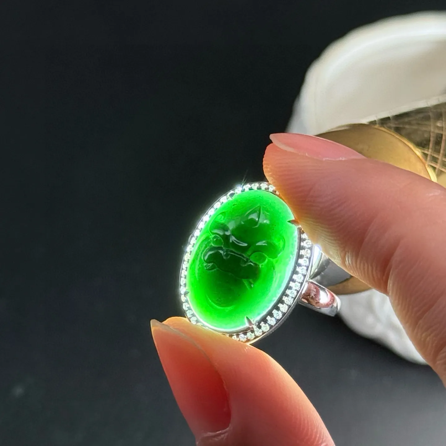 精品18k墨翠瑞兽戒指 种好色正 黑度极好 打灯通透 油性十足 尺寸16.7