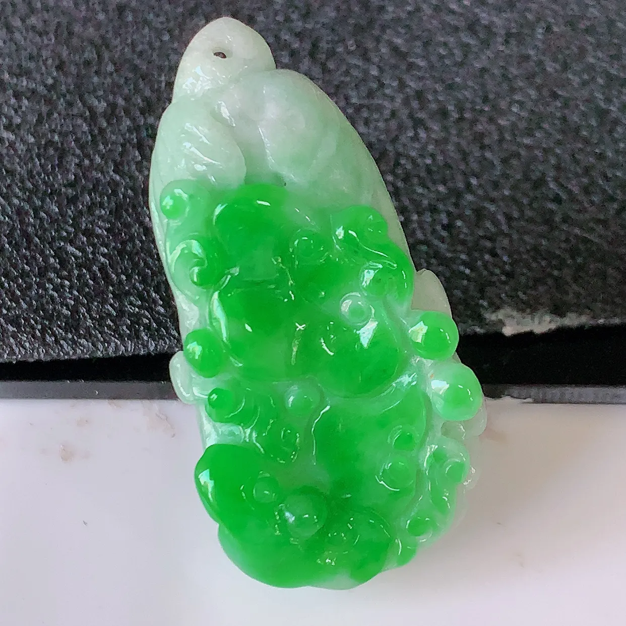自然光实拍，冰润辣绿翡翠招百财白菜吊坠，百财聚来，财源滚滚，色泽鲜艳，精工水润的白菜，性价比高！#1.13