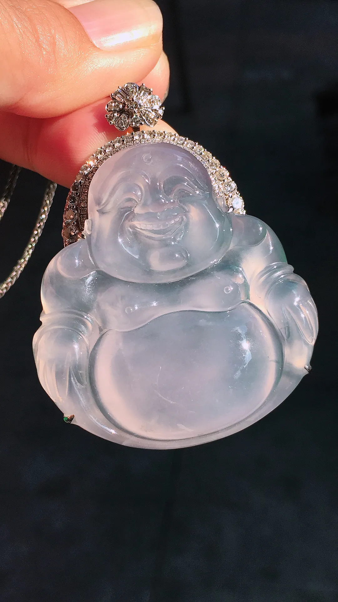 冰种佛公吊坠，玉质细腻，荧光感超
强，饱满圆润，尽显优雅气质，18k
金豪华镶嵌