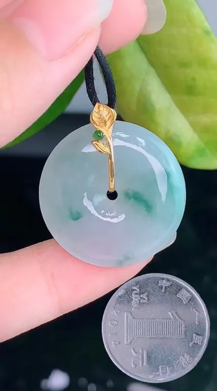 天然A货翡翠-18k金扣头冰糯种飘花胶感平安扣吊坠 裸石26-5.2，重量8.00g