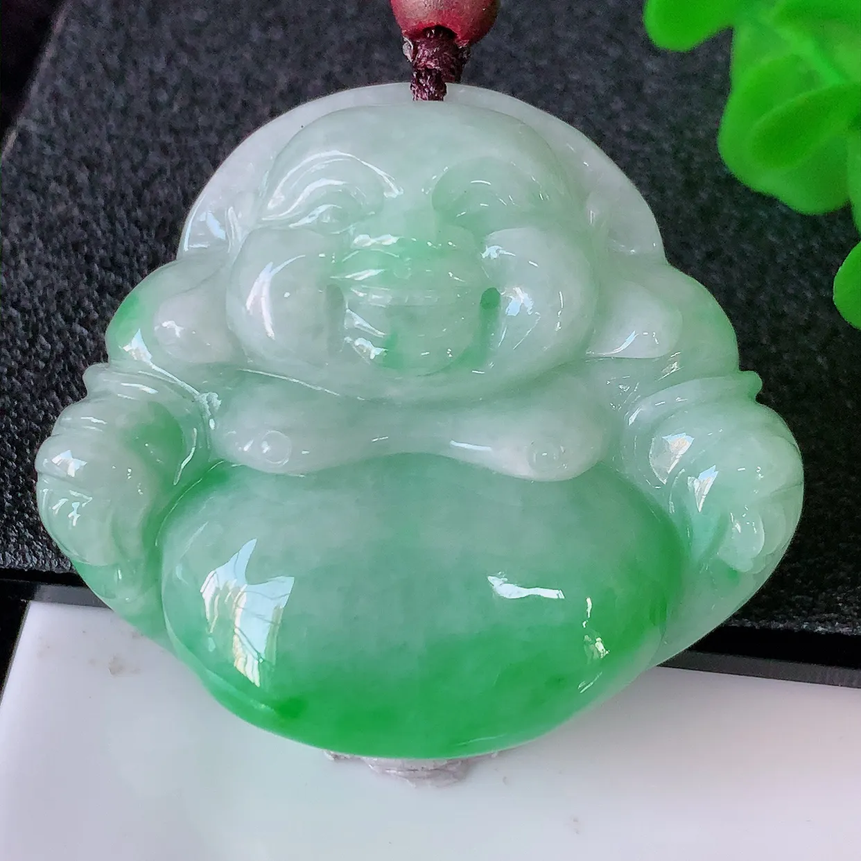 自然光实拍，大件厚装飘绿翡翠佛公吊坠， 翡翠笑佛，饱满，开脸喜庆，配戴优雅迷人！#46.13