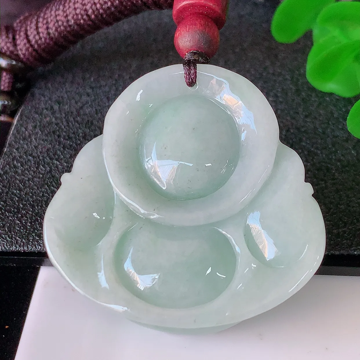自然光实拍，大件厚装飘绿翡翠佛公吊坠，翡翠笑佛，饱满，开脸喜庆，配戴优雅迷人！#46.13