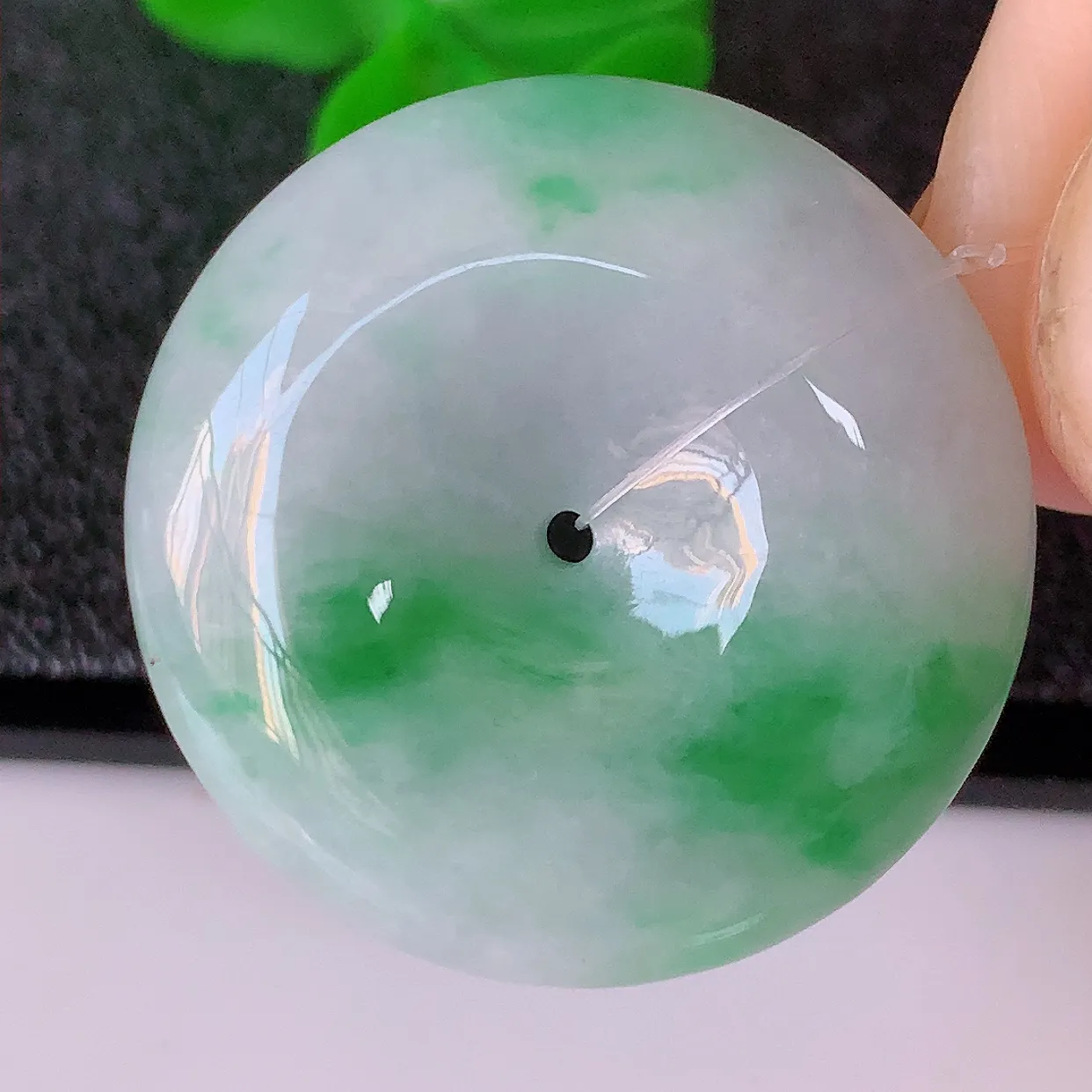 自然光实拍，冰胶飘绿翡翠平安扣吊坠，翠色灵动，种老水足，寓意好，品相佳，佩戴佳品！#49.13