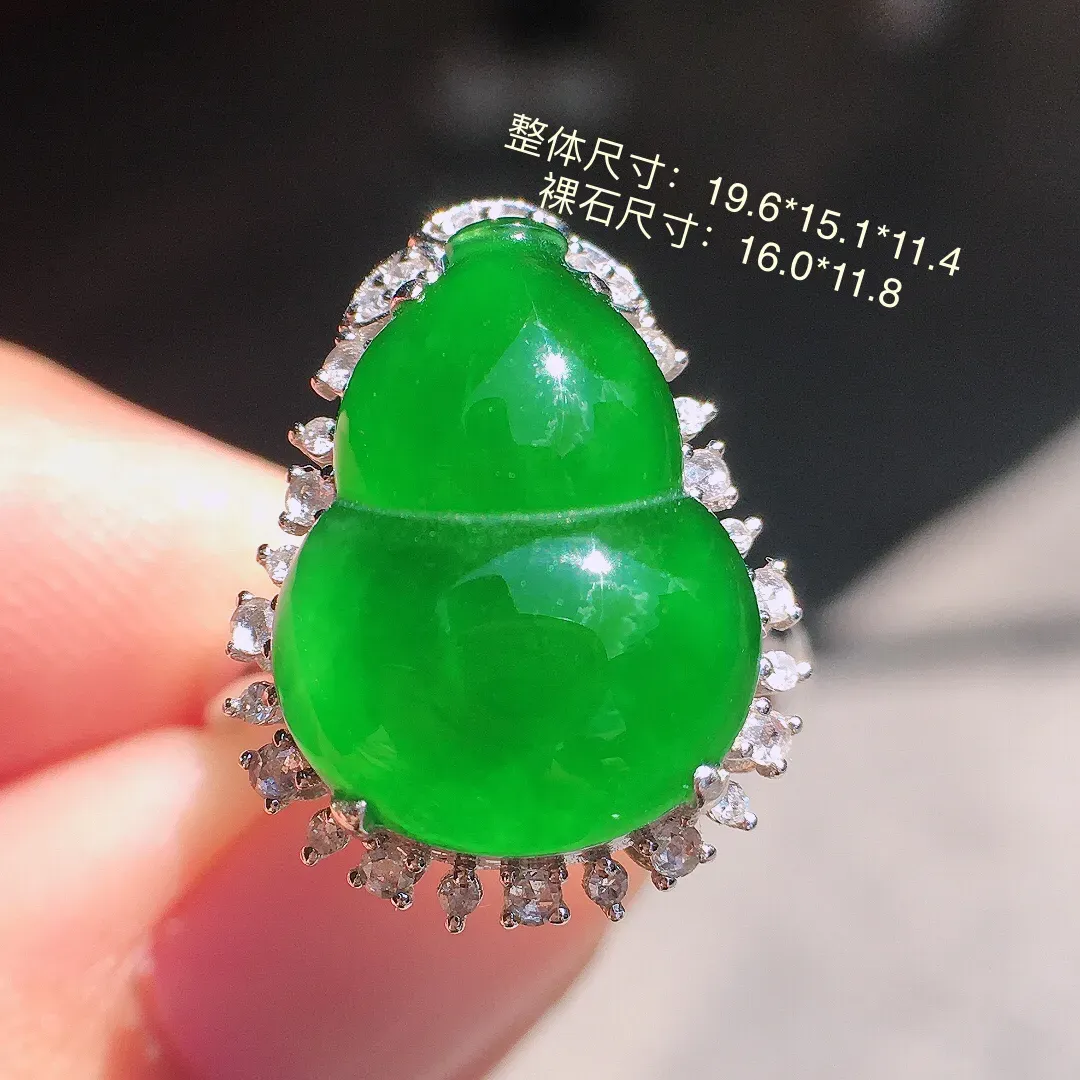 满绿葫芦戒指/吊坠两用款，色泽均匀浓郁，玉质细腻，荧光感超
强，饱满圆润，尽显优雅气质，18k
金豪华镶嵌