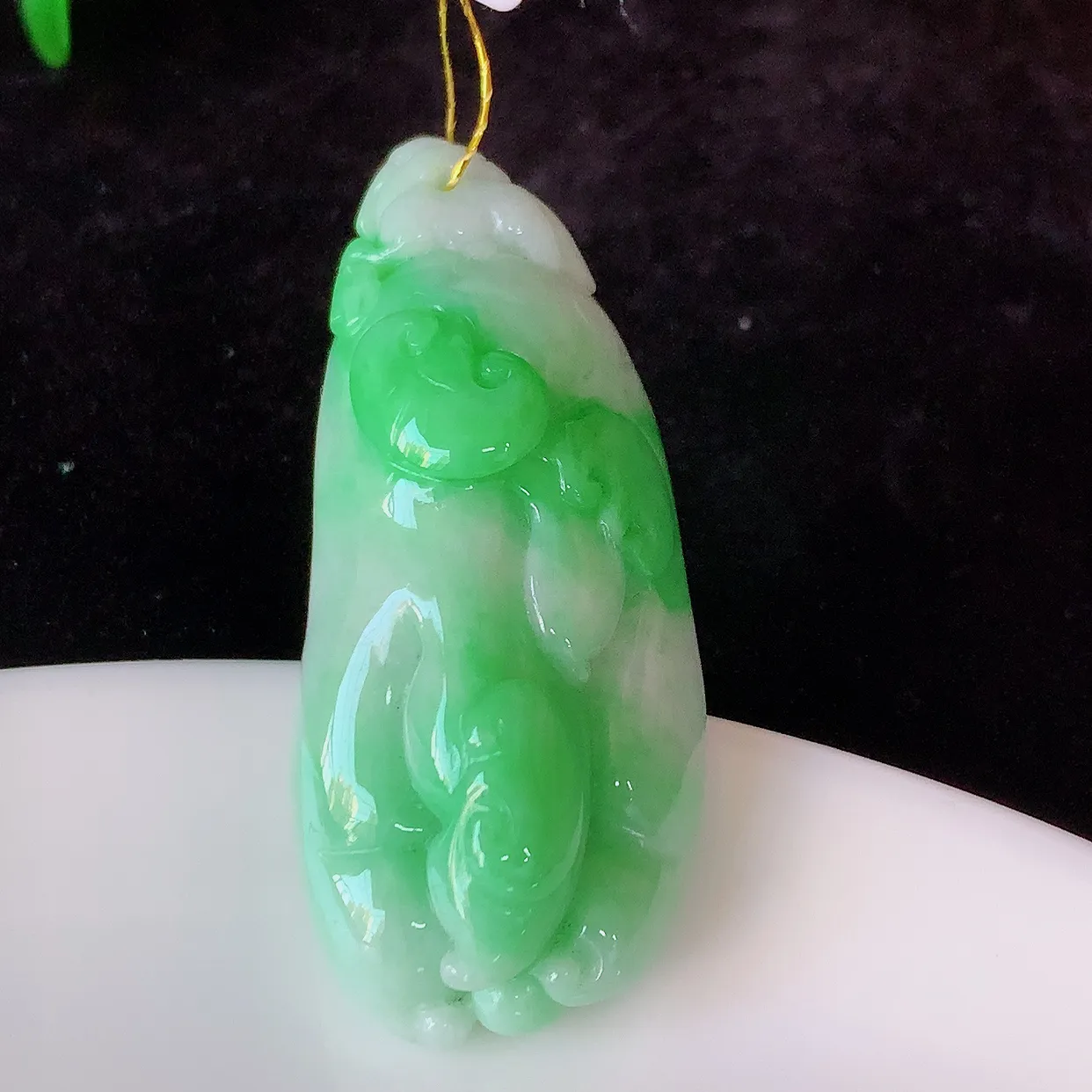 自然光实拍，冰润飘绿翡翠佛手吊坠，种老水足，雕工精湛 ，寓意美好，佩戴时尚出众！#35.13