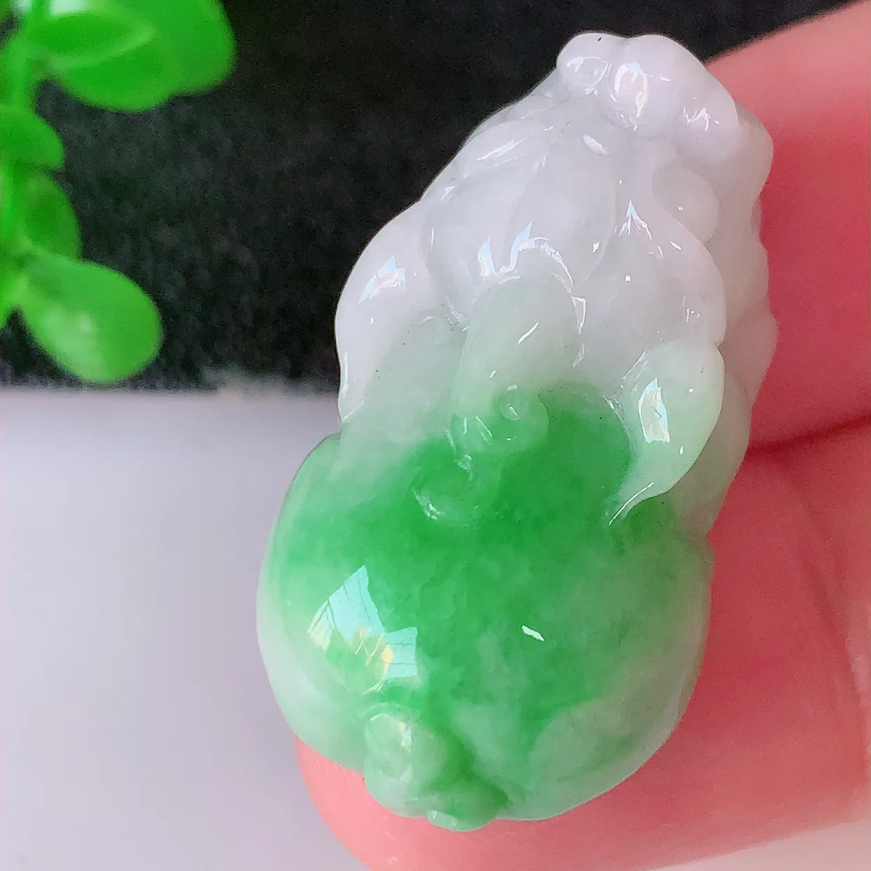 自然光实拍，冰润飘阳绿翡翠招财貔貅吊坠，民间有“一摸貔貅运程旺盛，再摸貔貅财运滚滚，三摸貔貅平步青云 ”的美好祝愿。#1.13