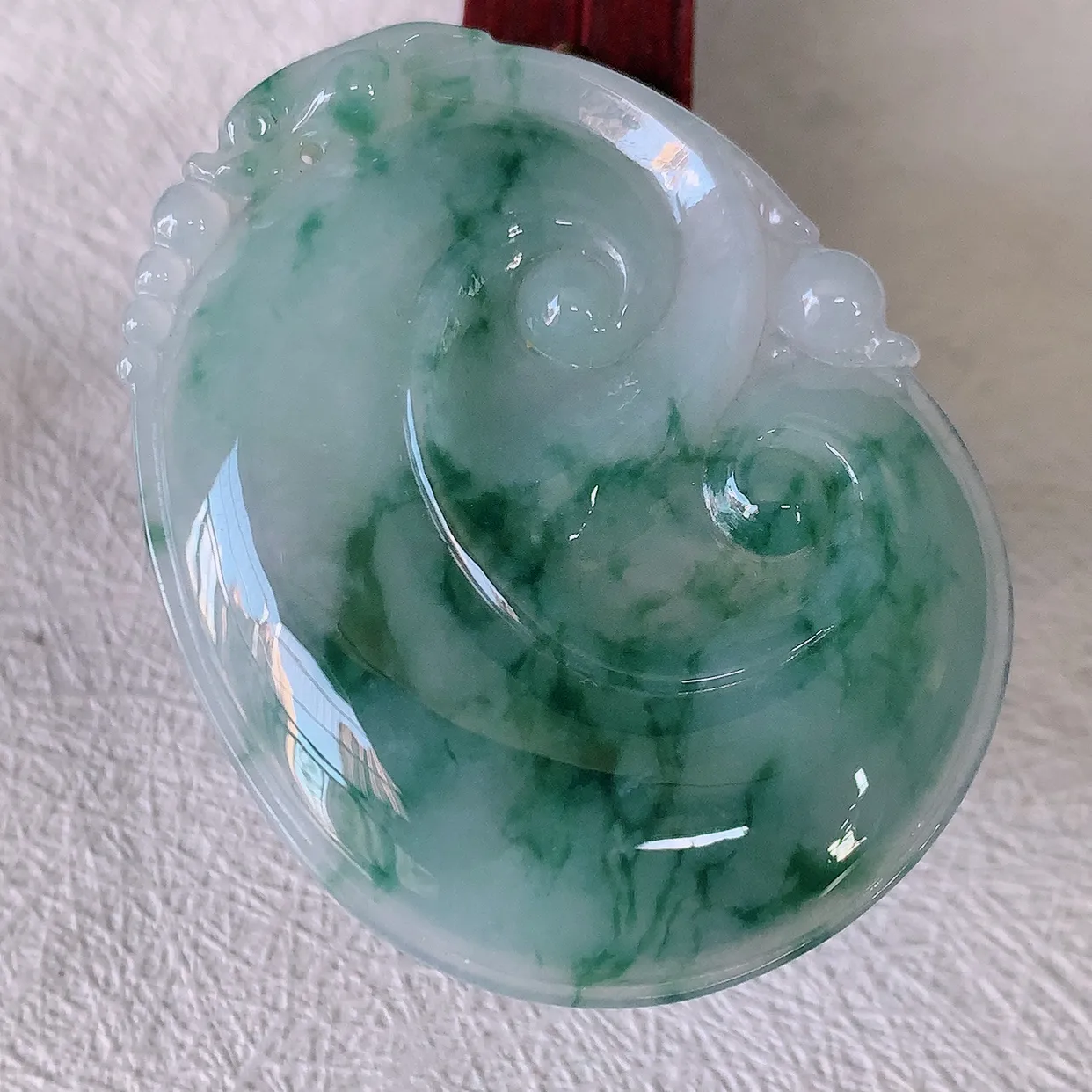 自然光实拍，大件冰飘花翡翠如意吊坠，冰透，翠色灵动，饱满，万事如意，如意一生，配戴精美！#46.13