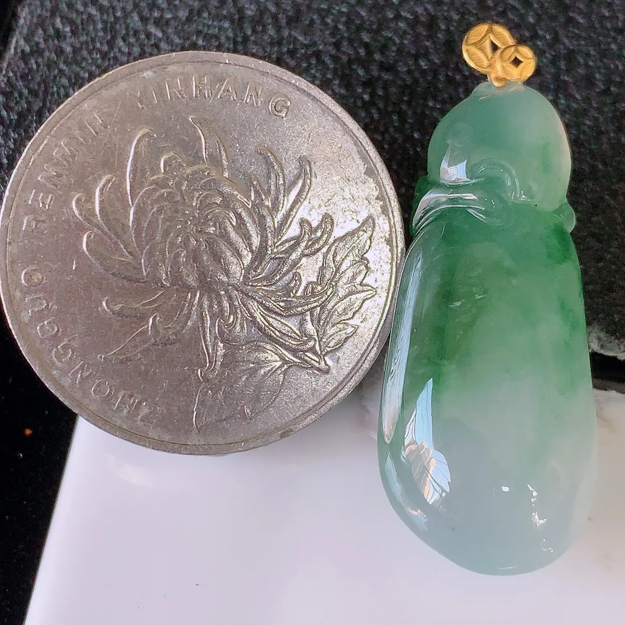 自然光实拍，18K金镶嵌冰种飘花翡翠招财钱袋子吊坠，寓意“代代有福，代代有财，腰缠万贯”玉质细腻，佩戴效果佳！#01.13整体34裸石29.5*13-6