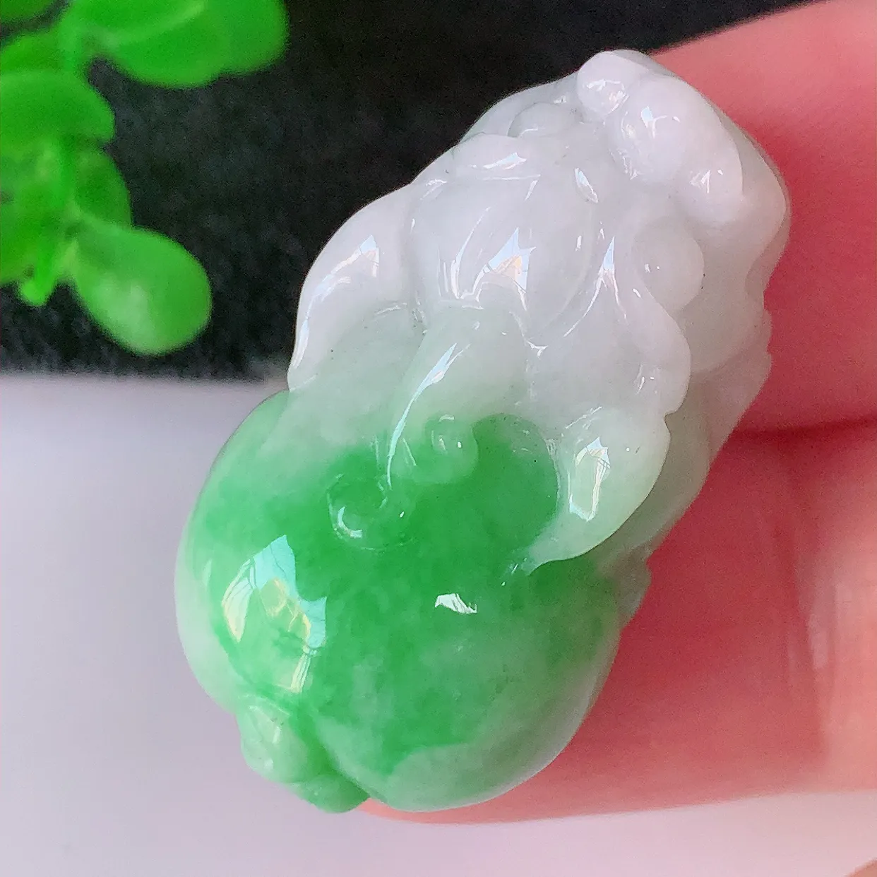 自然光实拍，冰润飘阳绿翡翠招财貔貅吊坠，民间有“一摸貔貅运程旺盛，再摸貔貅财运滚滚，三摸貔貅平步青云