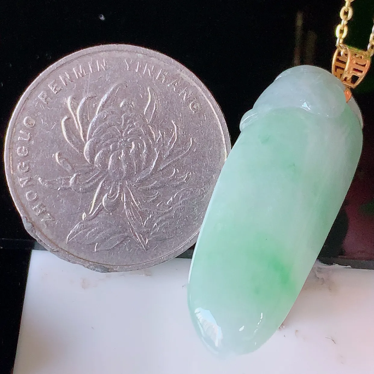 18K金镶嵌冰飘绿翡翠招财福瓜吊坠，精美饱满福瓜，种水足，形态圆润饱满，福相十足 ！#41.13