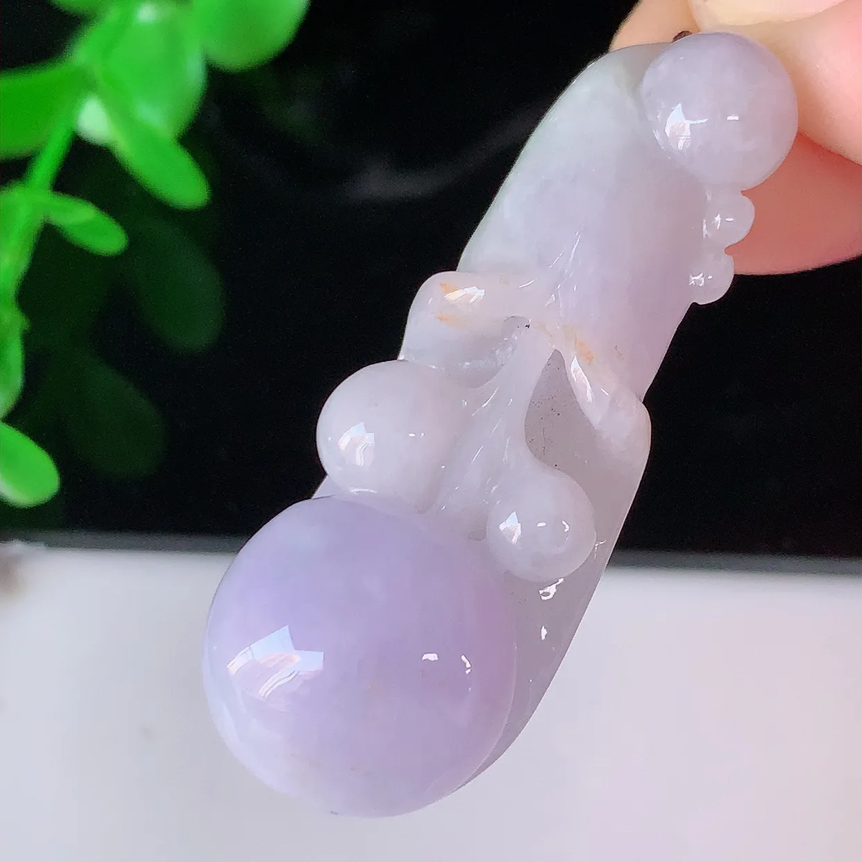 自然光实拍，冰润紫罗兰翡翠玉兰花吊坠，种老水足，雕工精湛 ，寓意美好，佩戴时尚出众！#57.13