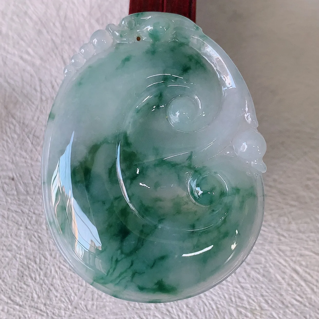 自然光实拍，大件冰飘花翡翠如意吊坠，冰透，翠色灵动，饱满，万事如意，如意一生，配戴精美！#46.13