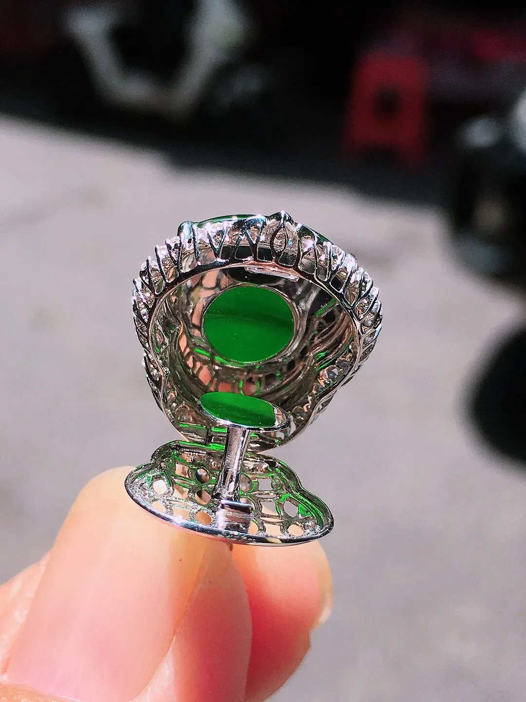 满绿葫芦吊坠，色泽均匀浓郁，玉质细腻，荧光感超
强，饱满圆润，尽显优雅气质，18k
金豪华镶嵌