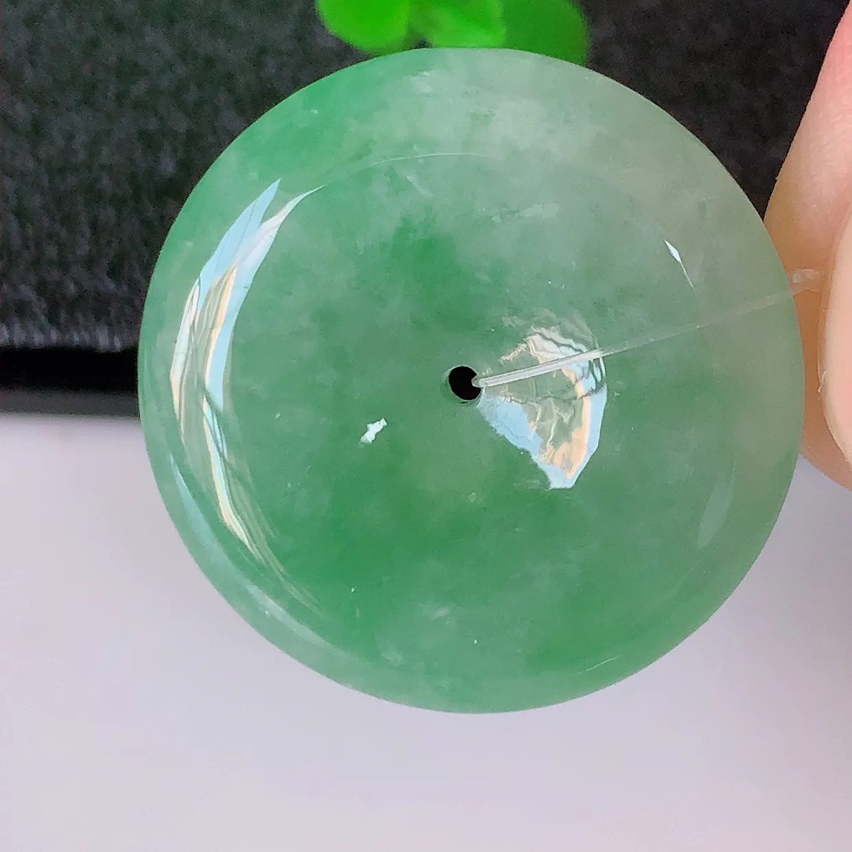 自然光实拍，冰胶满绿翡翠平安扣吊坠，翠色灵动，种老水足，寓意好，品相佳，佩戴佳品！#49.13
