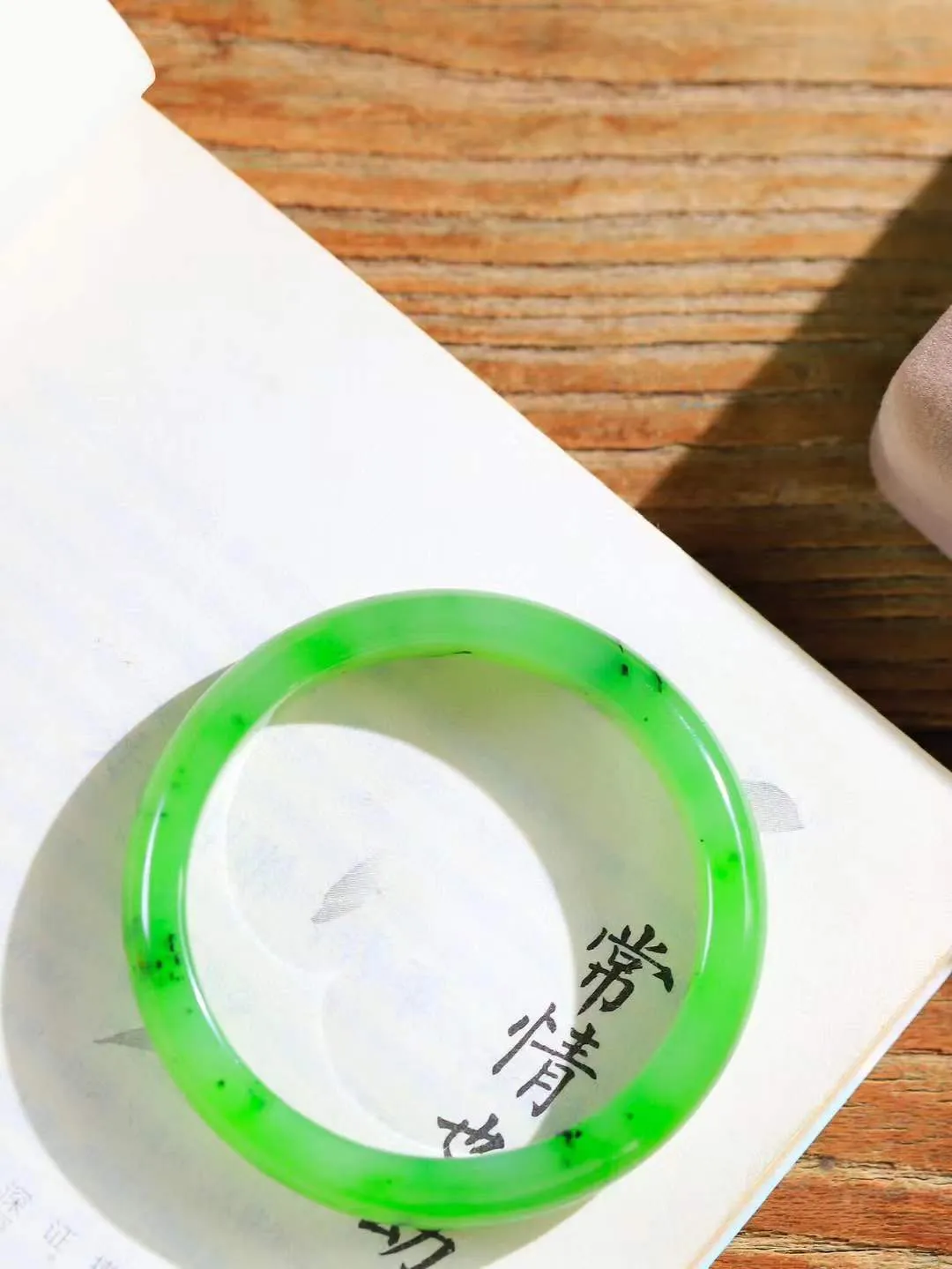 【悠悠芳华.镯】

精品和田玉碧玉手镯 玉质温润 青葱岁月，尽收腕中，婉转流畅，凝岁月悠长。盈一眸恬淡，挽一抹绿意。重42.2克 内径55.5mm尺寸11.8-7.7mm   8690755A
