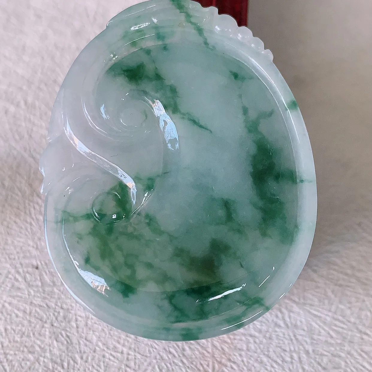 自然光实拍，大件冰飘花翡翠如意吊坠，冰透，翠色灵动，饱满，万事如意，如意一生，配戴精美！#46.13