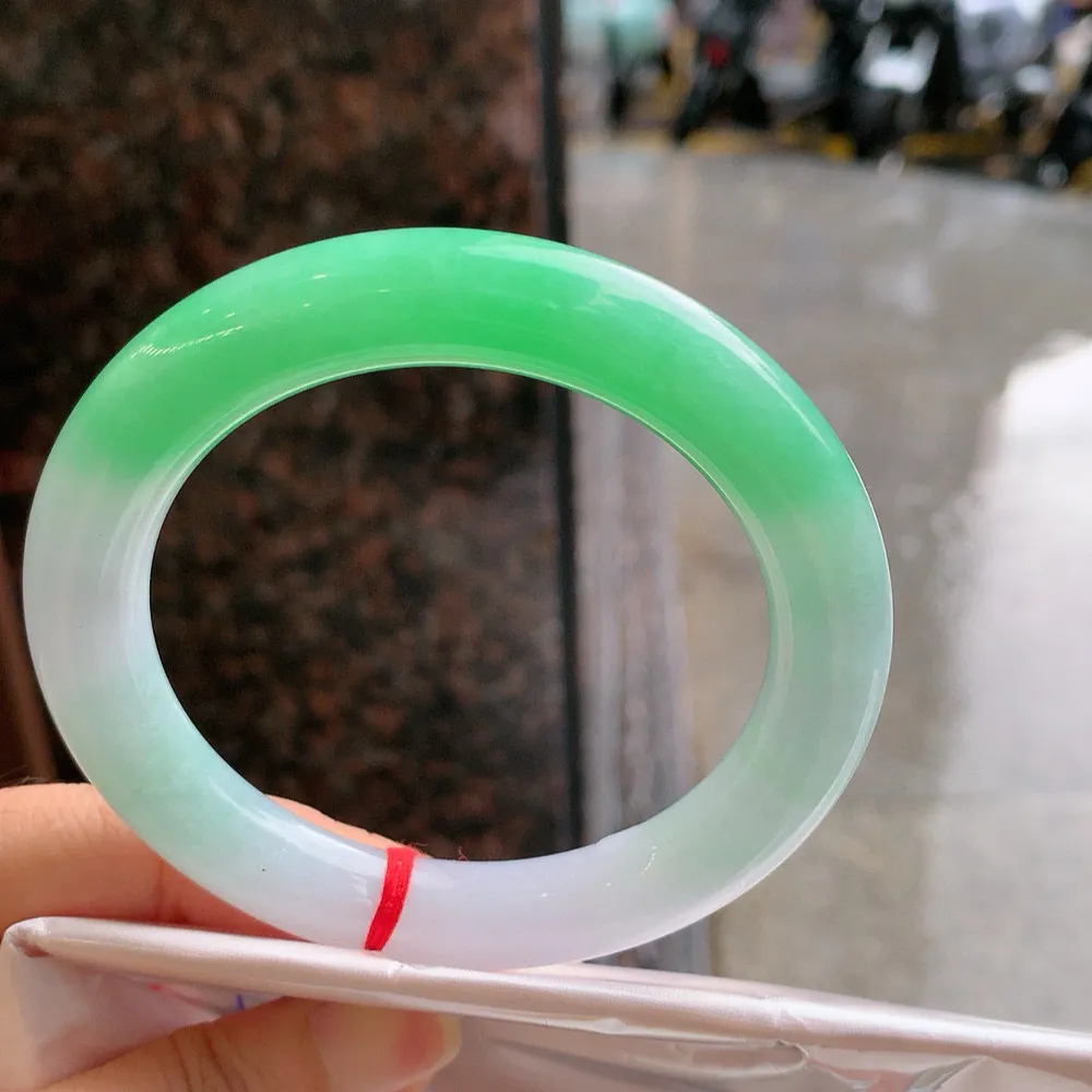 圆条一大节阳绿 无瑕 尺寸:58.9/10.6/11.1 色阳
