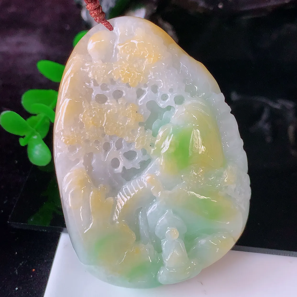 自然光实拍，特色黄加绿翡翠山水牌、悟道吊坠，三彩翡翠山水，立体生动形象，山水素材布局合理，意境感佳，佩戴上身效果更高贵 #41.13