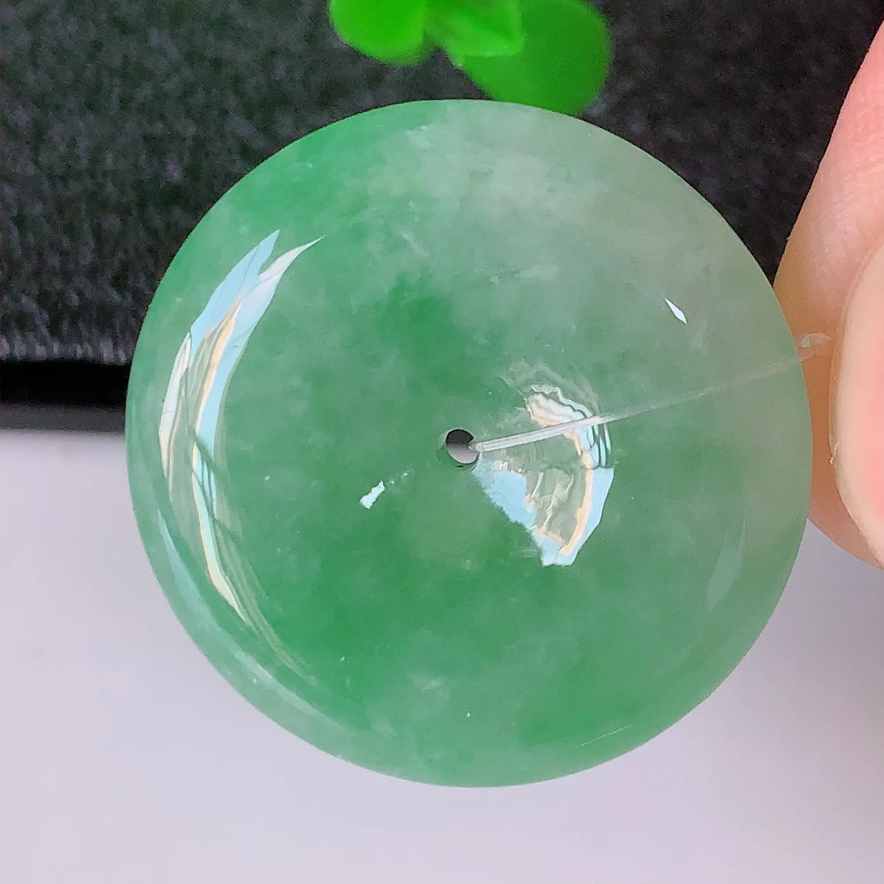 自然光实拍，冰胶满绿翡翠平安扣吊坠，翠色灵动，种老水足，寓意好，品相佳，佩戴佳品！#49.13