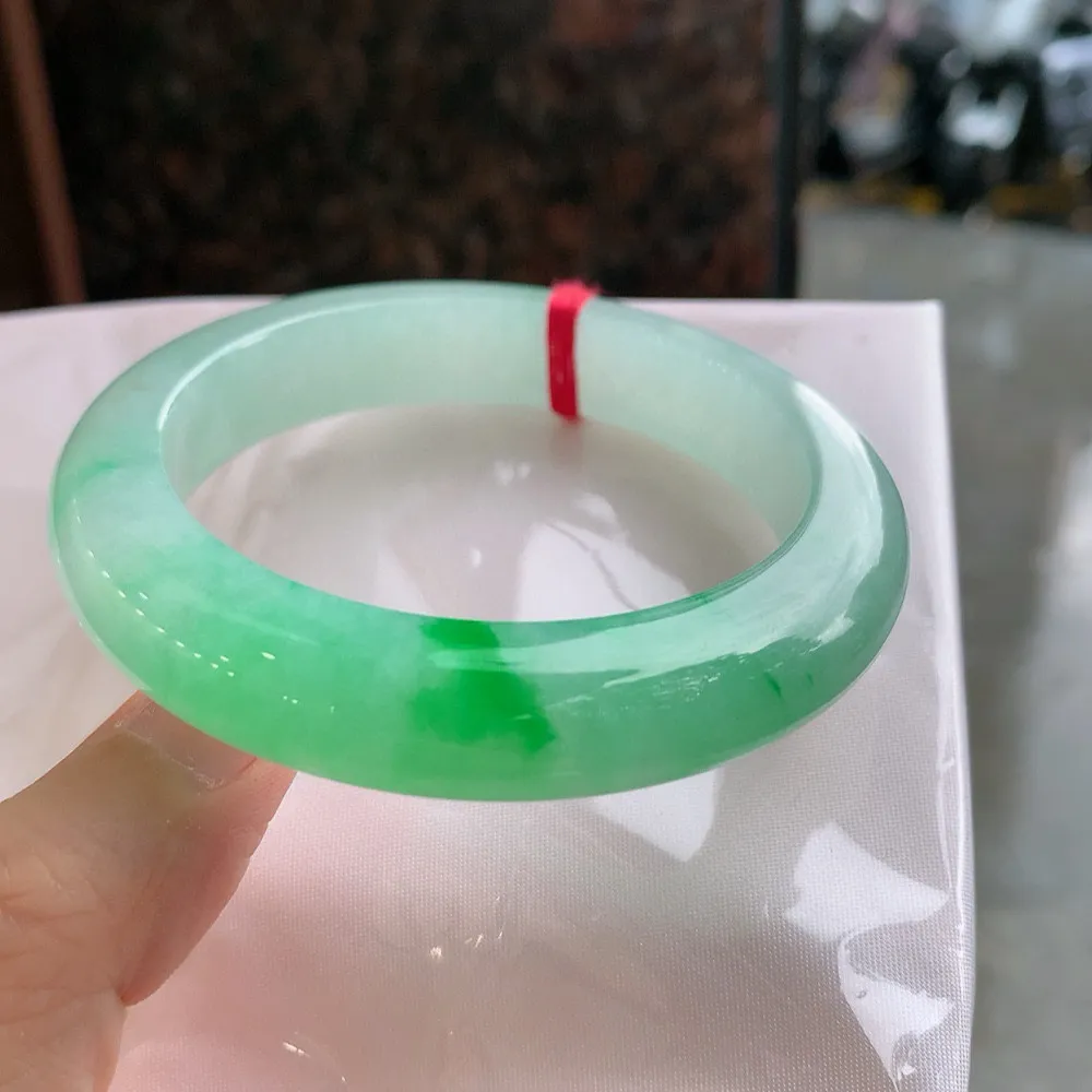 正圈冰阳绿 无瑕 尺寸:55.7/12.7/9.9阳绿