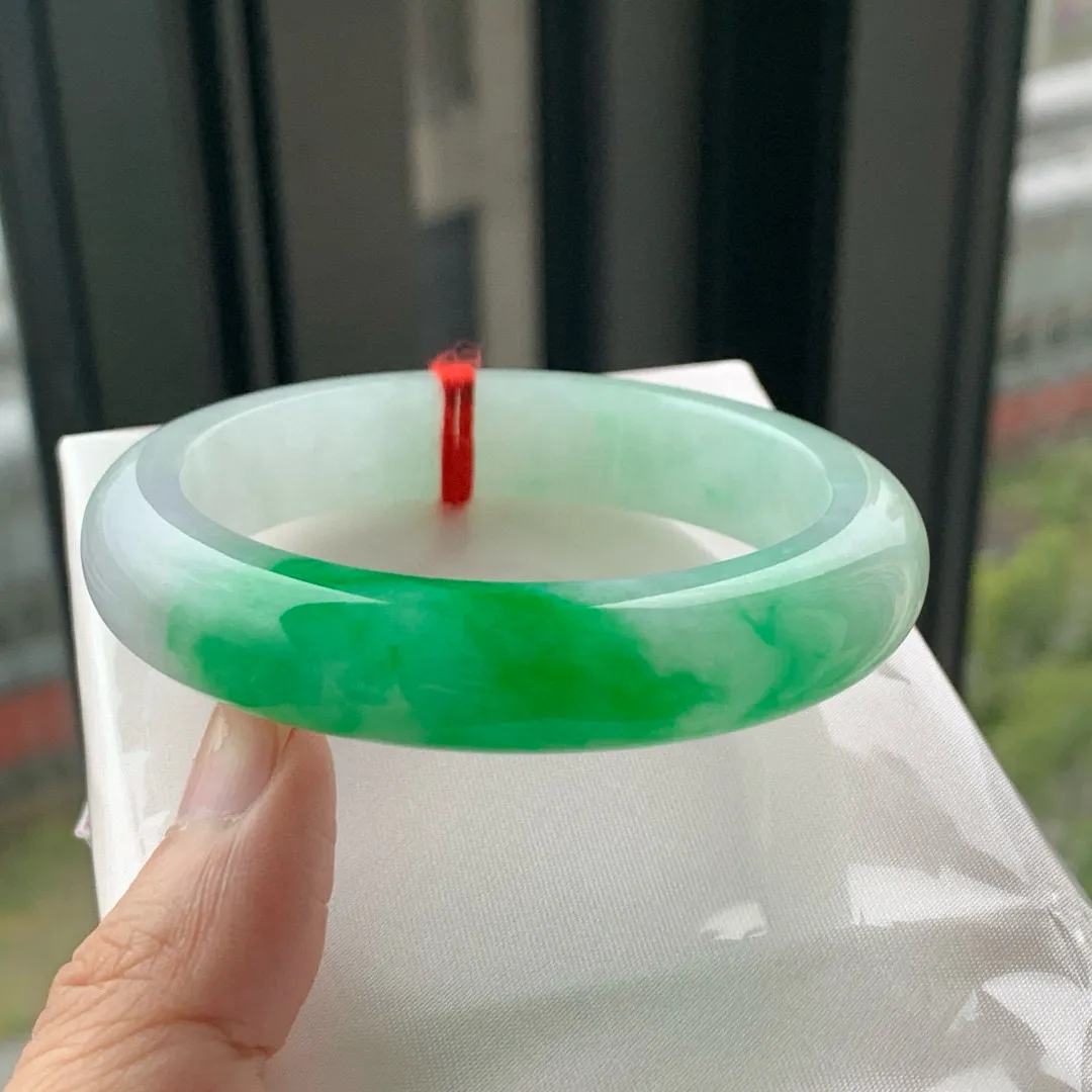 正圈帝王绿 微皮纹不明显 尺寸:54.5/12.7/9，种色俱佳