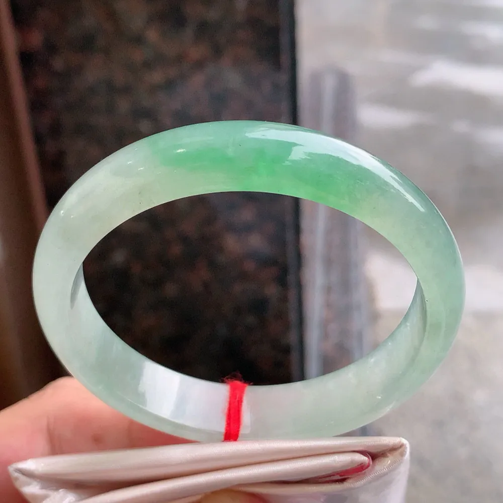 正圈高冰阳绿 无瑕 尺寸:60.2/13.4/7.4 种色兼备