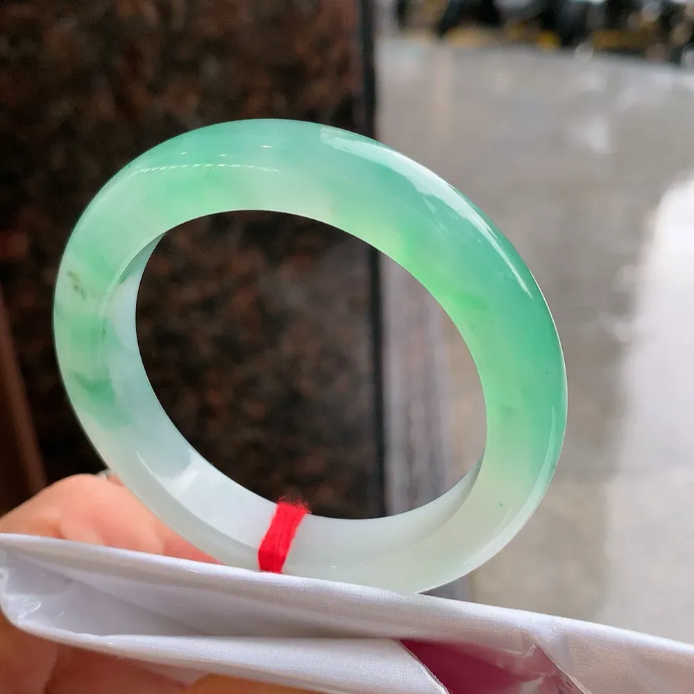 正圈高冰阳绿 无瑕 尺寸:51.2/10.9/8.3种色俱佳