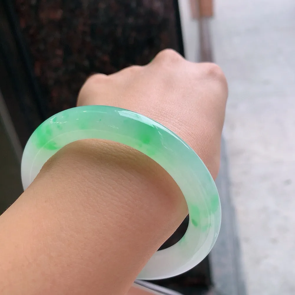 圆条高冰阳绿 无瑕 尺寸:56.1/10.4/10.8 种色俱佳️️