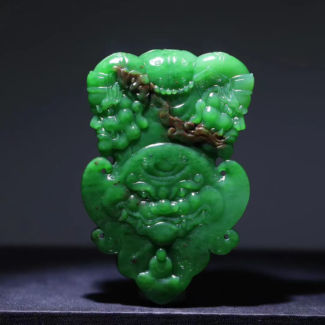 收藏美物
【天神护佑*天王】和田碧玉阳绿大料，碧色浓郁，油润细腻，灵韵天成，难得的臻品！名家精品，大师呕心沥血，千工铸就，旷世之作。人物刻画生动传神，线条硬朗、气质刚毅，洒脱洗练，威猛霸气，天王神威展现淋漓尽致。神态英气威武，身长八尺，燕颔虎须，豹头环身，声若巨雷，法力无穷，身披铠甲，大气磅礴，震慑人心，尽现霸气之风。
【规格】85-56-19mm，115g