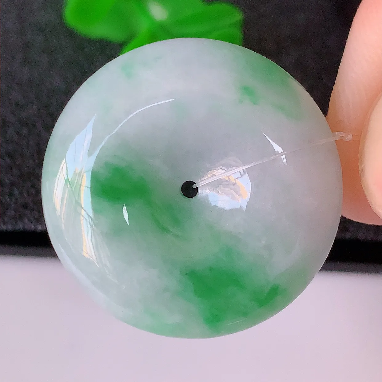 自然光实拍，冰胶飘绿翡翠平安扣吊坠，翠色灵动，种老水足，寓意好，品相佳，佩戴佳品！#49.13