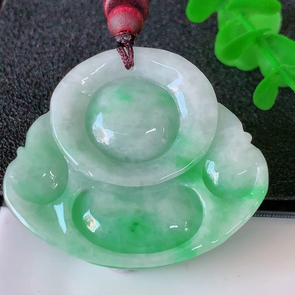 自然光实拍，大件厚装飘绿翡翠佛公吊坠， 翡翠笑佛，饱满，开脸喜庆，配戴优雅迷人！#46.13