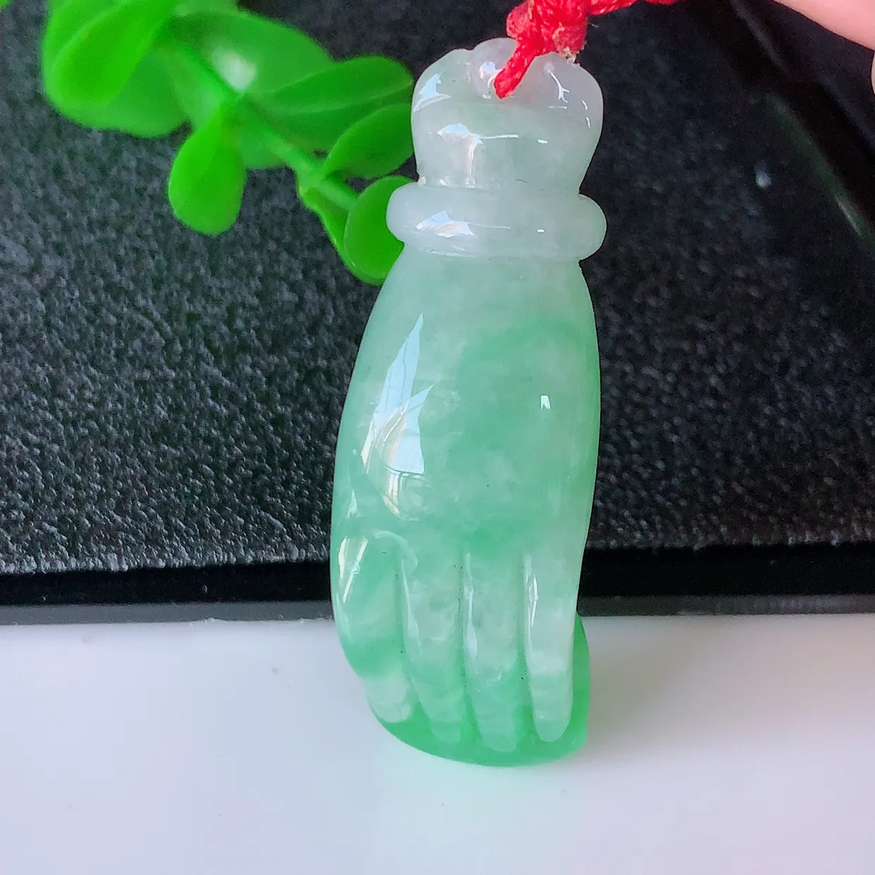 自然光实拍，冰润飘绿翡翠掌上明珠吊坠，种老水足，雕工精湛 ，寓意美好，佩戴时尚出众！#46.13