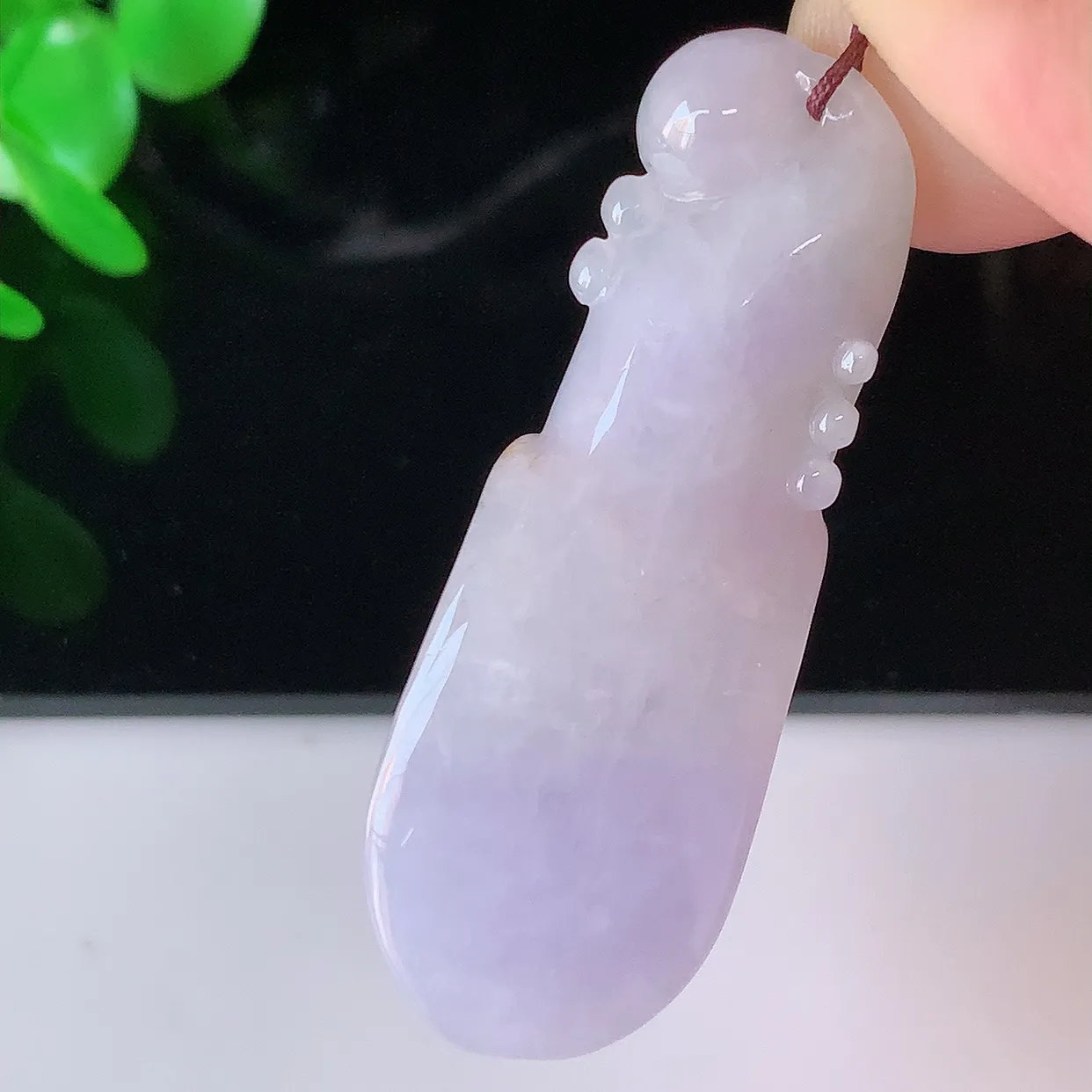 自然光实拍，冰润紫罗兰翡翠玉兰花吊坠，种老水足，雕工精湛 ，寓意美好，佩戴时尚出众！#57.13