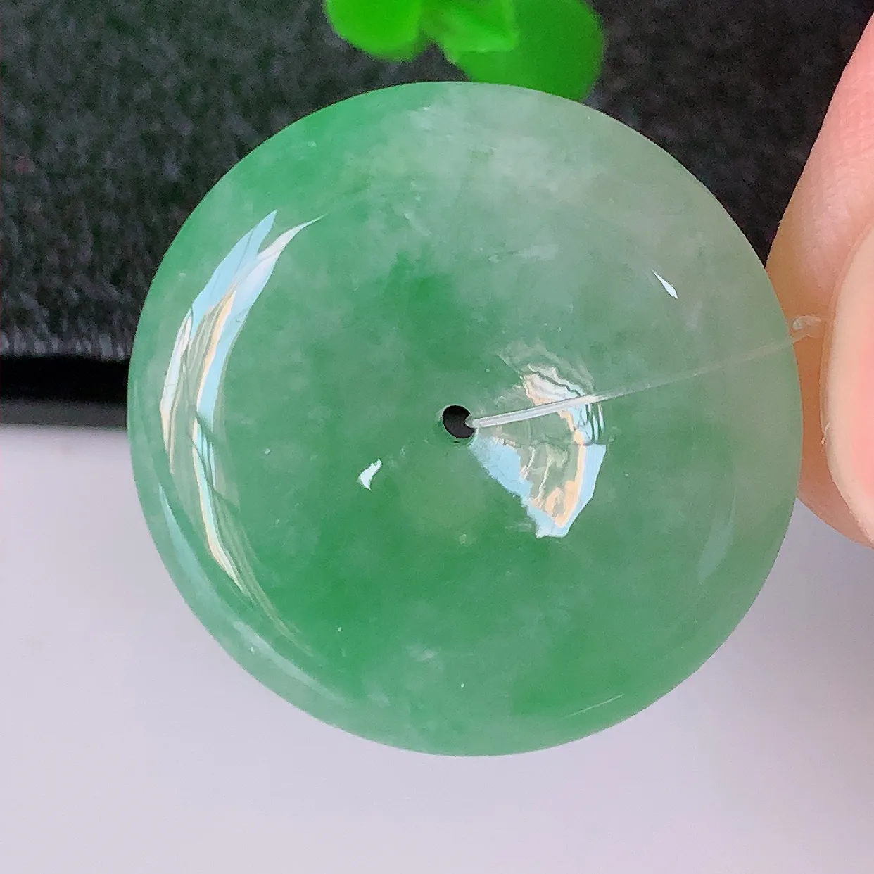 自然光实拍，冰胶满绿翡翠平安扣吊坠，翠色灵动，种老水足，寓意好，品相佳，佩戴佳品！#49.13