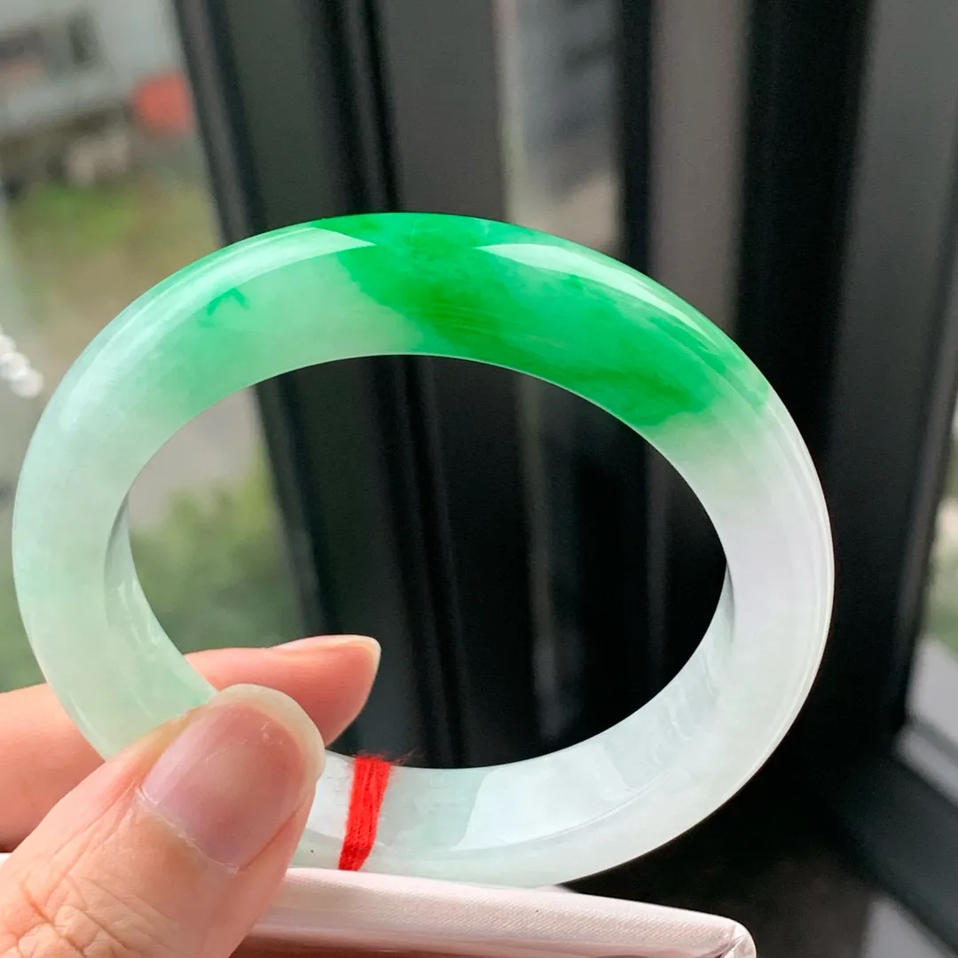 正圈帝王绿 微皮纹不明显 尺寸:54.5/12.7/9，种色俱佳