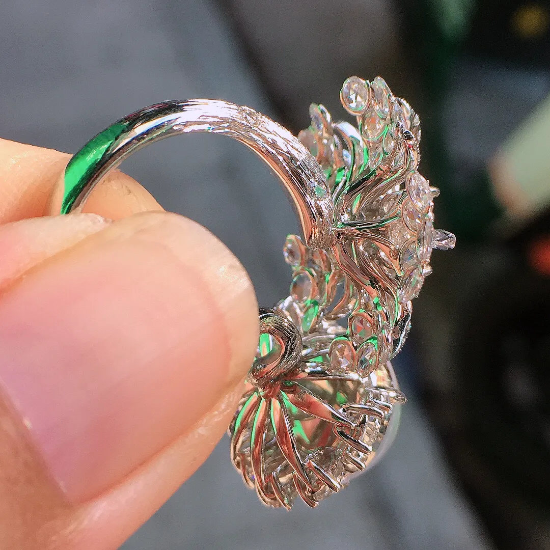 （冰+绿）二合一戒指，色泽均匀艳丽，玉质细腻，荧光感超
强，饱满圆润，尽显优雅气质，18k
金豪华镶嵌