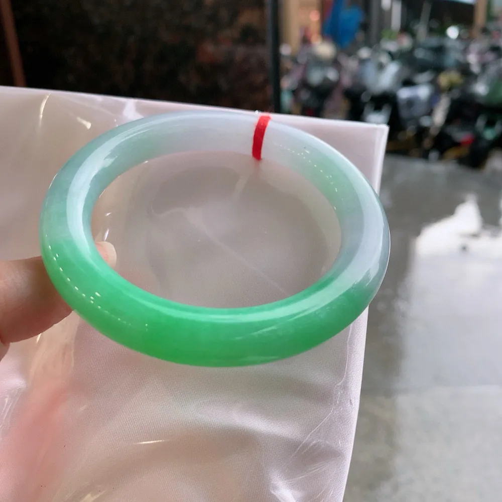 圆条一大节阳绿 无瑕 尺寸:58.9/10.6/11.1 色阳