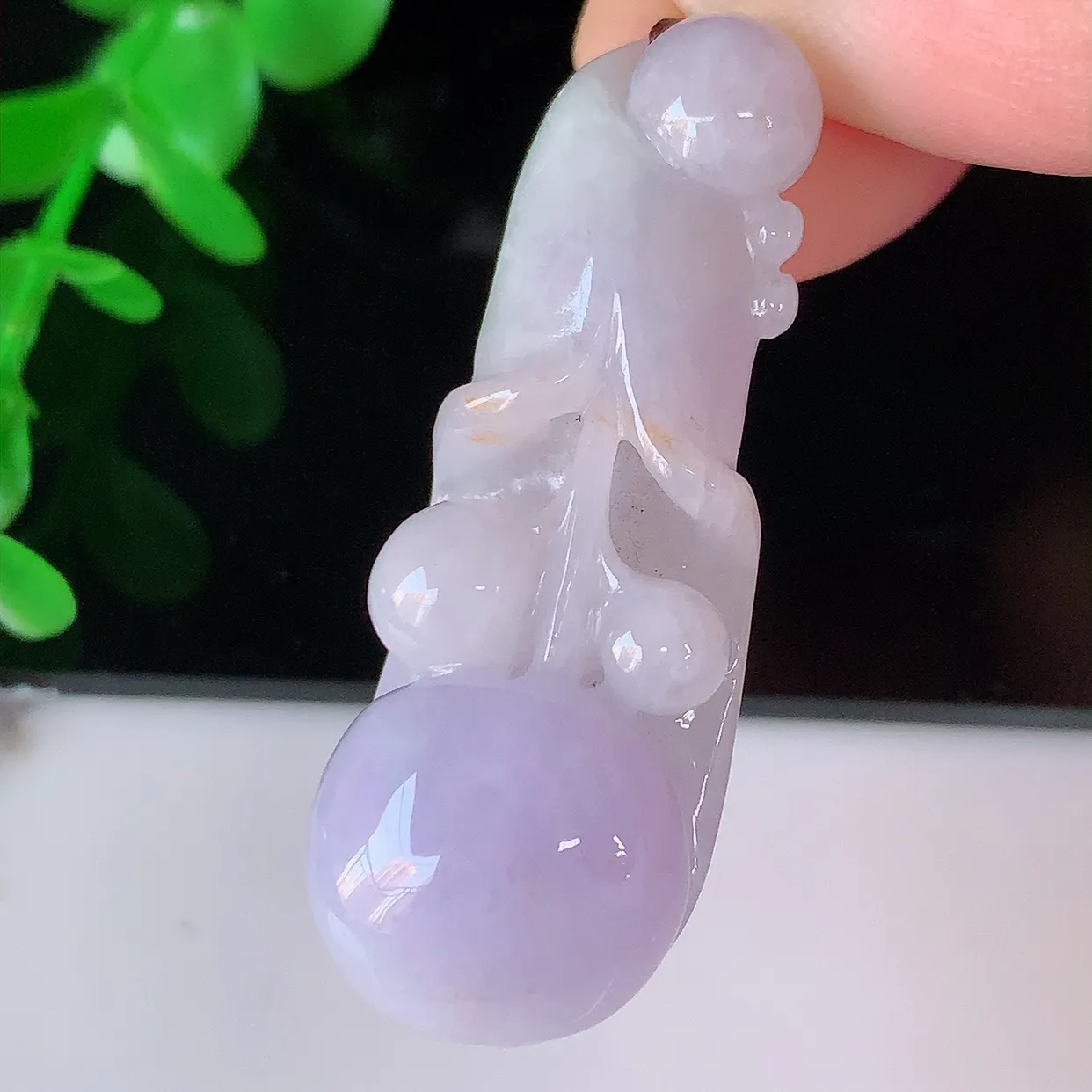 自然光实拍，冰润紫罗兰翡翠玉兰花吊坠，种老水足，雕工精湛 ，寓意美好，佩戴时尚出众！#57.13
