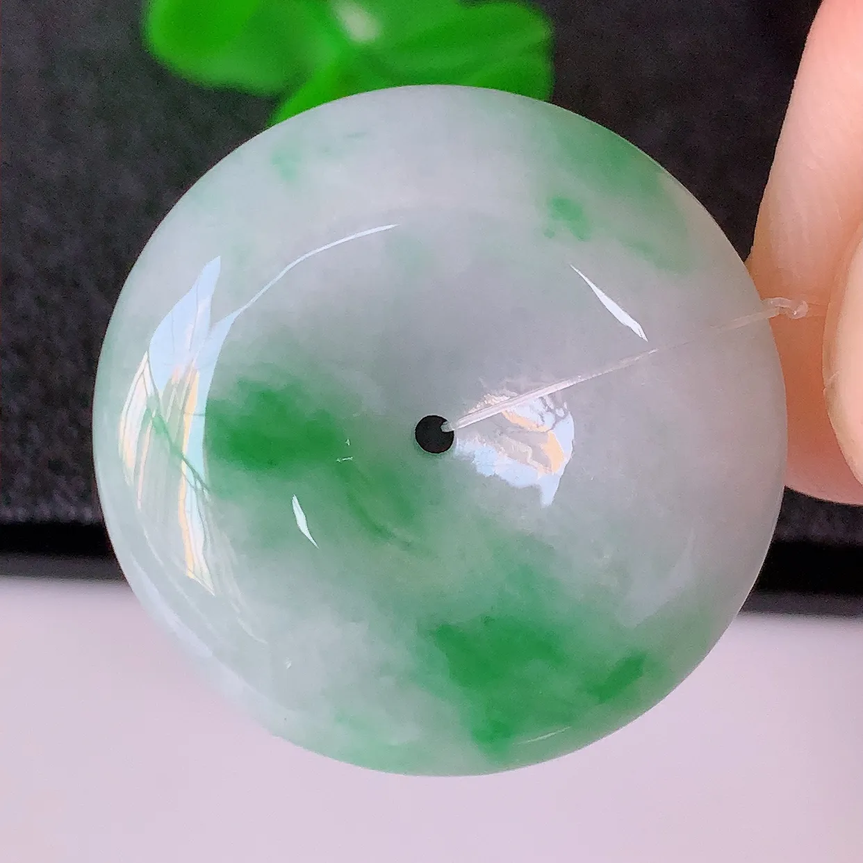 自然光实拍，冰胶飘绿翡翠平安扣吊坠，翠色灵动，种老水足，寓意好，品相佳，佩戴佳品！#49.13