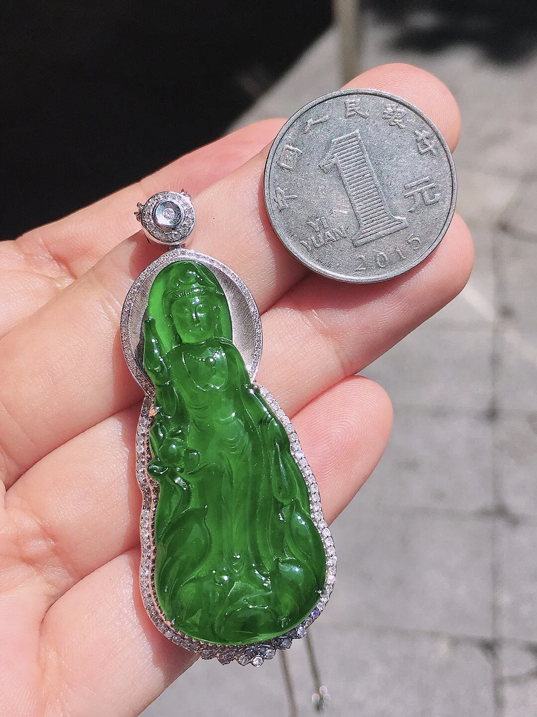 满绿观音吊坠，色泽均匀浓郁，玉质细腻，荧光感超
强，饱满圆润，尽显优雅气质，18k
金豪华镶嵌