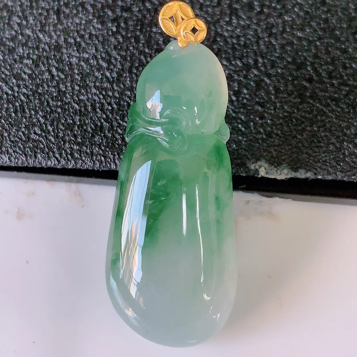 自然光实拍，18K金镶嵌冰种飘花翡翠招财钱袋子吊坠，寓意“代代有福，代代有财，腰缠万贯”玉质细腻，佩戴效果佳！#01.13整体34裸石29.5*13-6