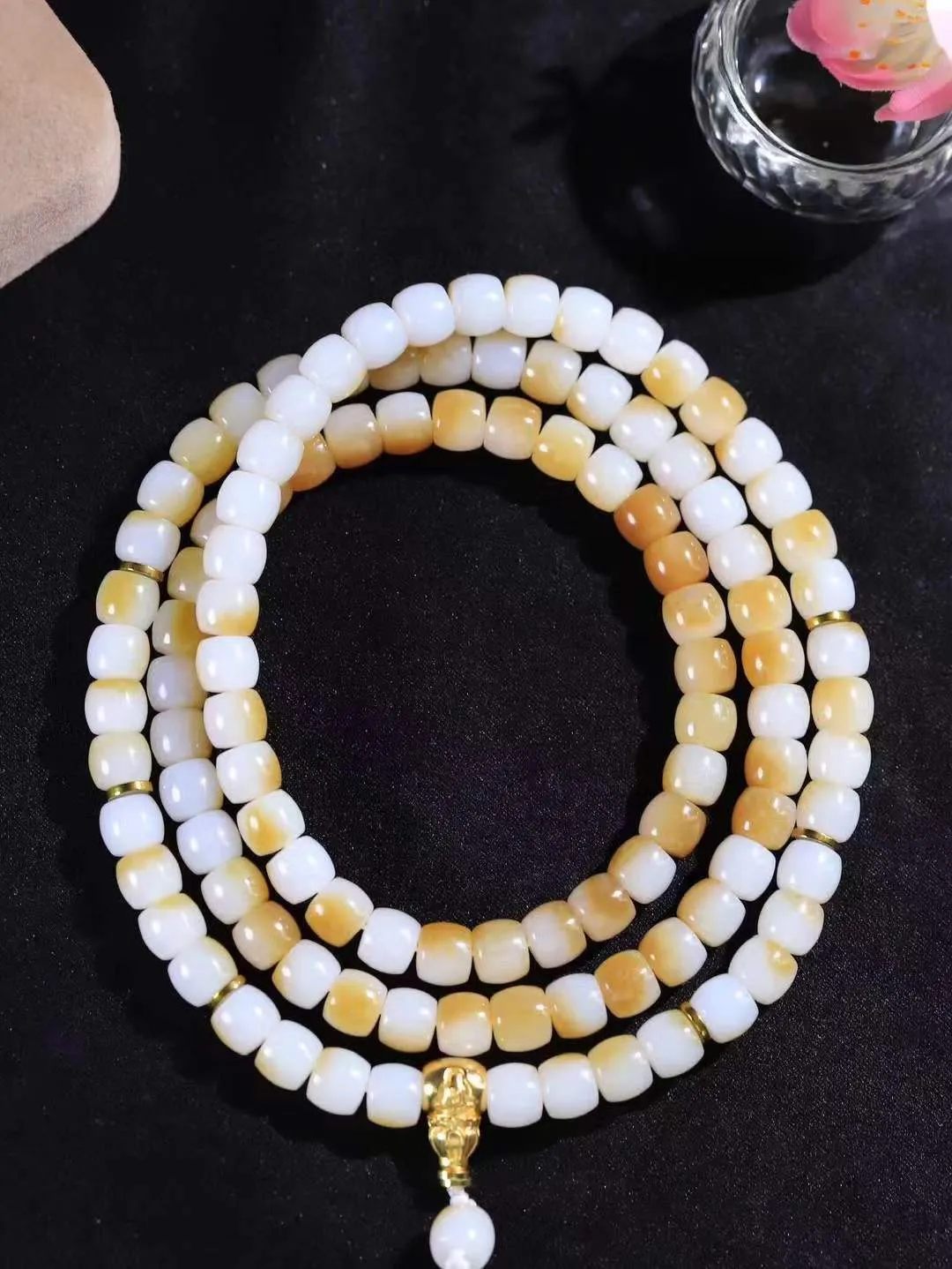 【链.108】

精品️和田玉糖白玉直切珠挂链 玉质温润细腻 油性十足 佩戴舒适。珠珠落玉盘，间关