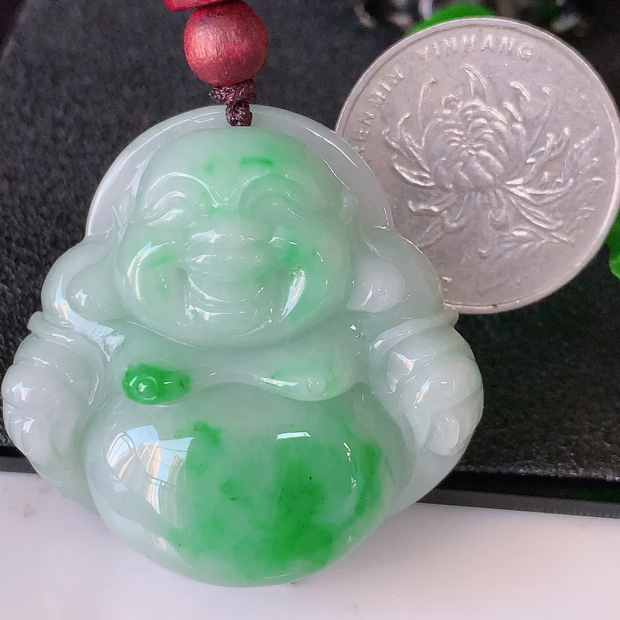 自然光实拍，大件厚装飘绿翡翠佛公吊坠，翡翠笑佛，饱满，开脸喜庆，配戴优雅迷人！#46.13