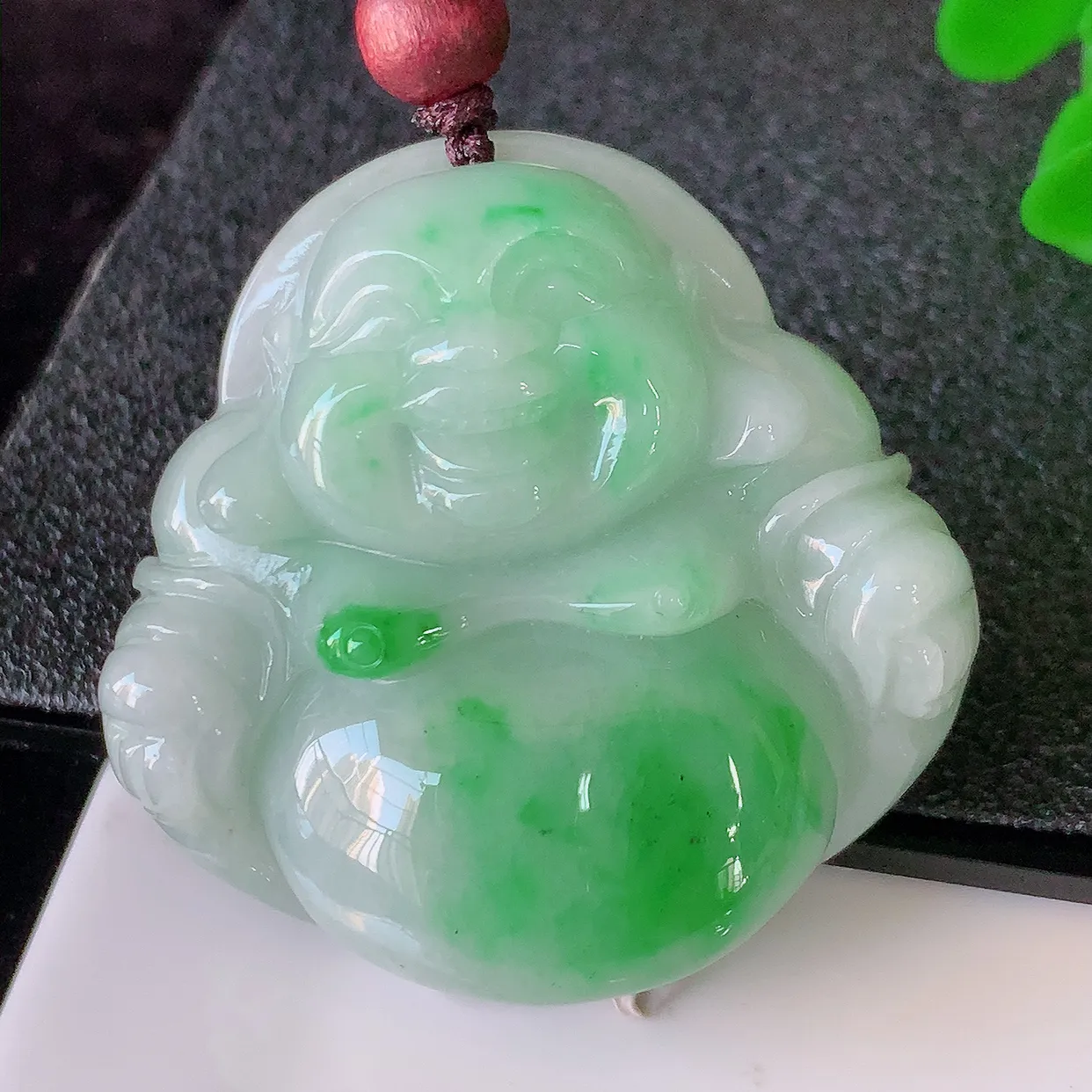 自然光实拍，大件厚装飘绿翡翠佛公吊坠，翡翠笑佛，饱满，开脸喜庆，配戴优雅迷人！#46.13