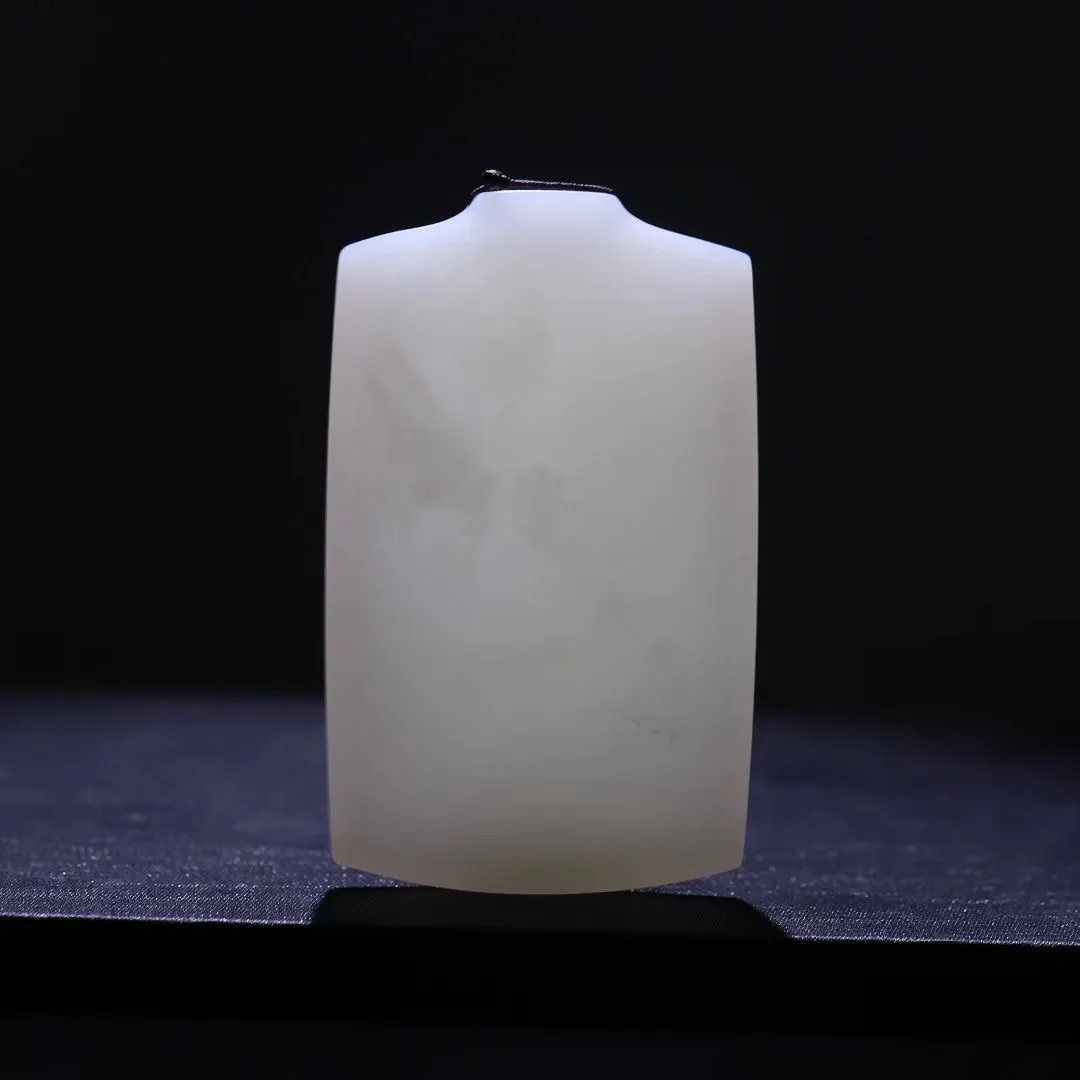 【龙牌】
白‮祥玉‬龙牌，精雕‮龙祥‬，盘曲虬‮，劲‬气势‮虹如‬，纳天地之‮气灵‬，聚日月之精华‮寓。‬意龙行‮下天‬，前途坦荡，护‮吉身‬祥66-41-12mm，72.6g
