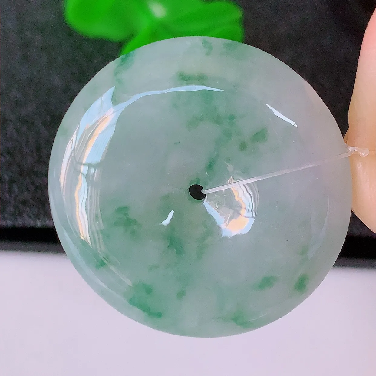 自然光实拍，冰胶飘花翡翠平安扣吊坠，翠色灵动，种老水足，寓意好，品相佳，佩戴佳品！#49.13