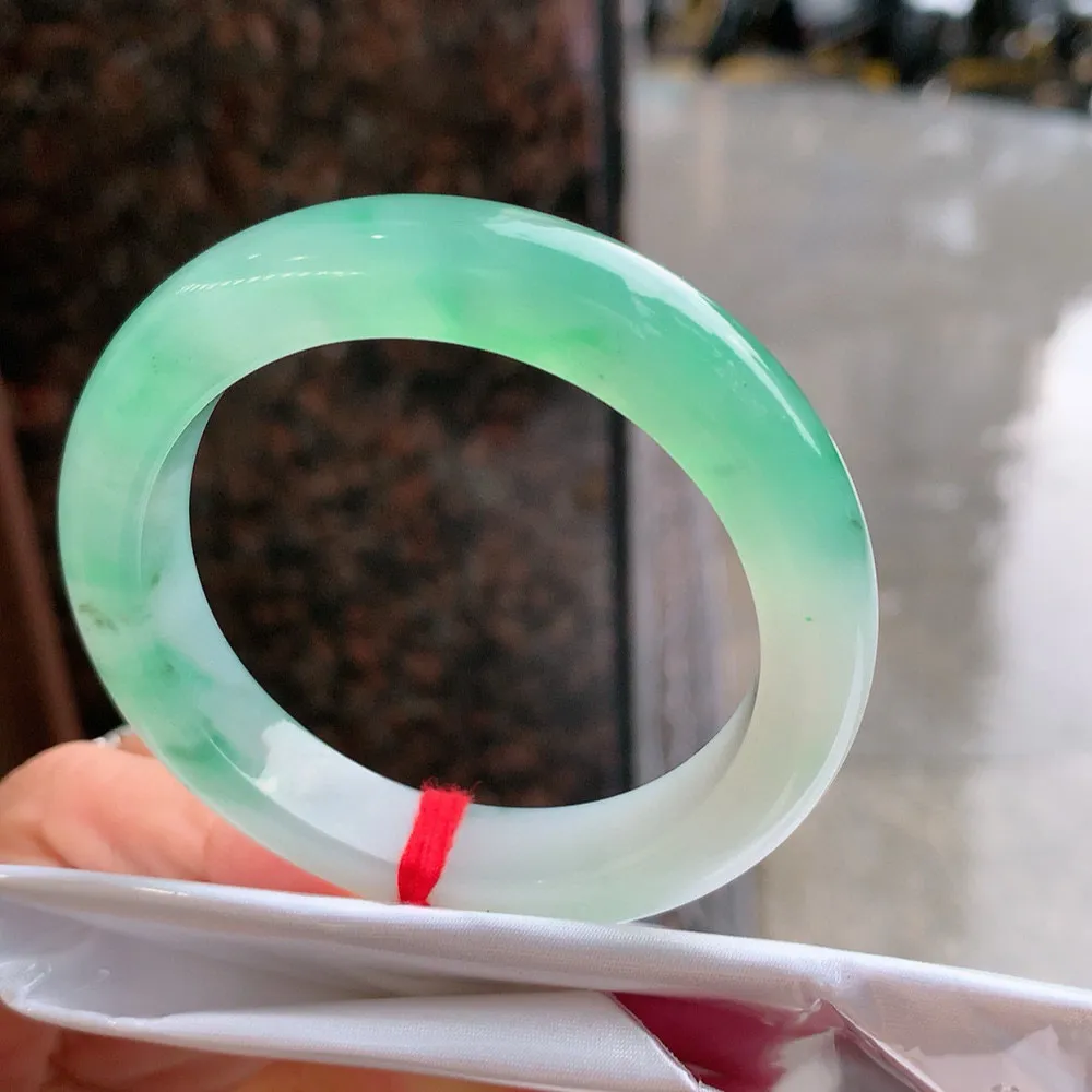 正圈高冰阳绿 无瑕 尺寸:51.2/10.9/8.3种色俱佳