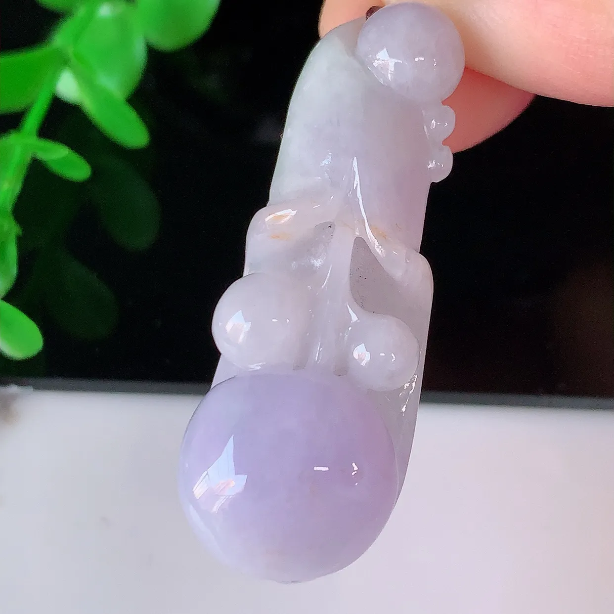 自然光实拍，冰润紫罗兰翡翠玉兰花吊坠，种老水足，雕工精湛 ，寓意美好，佩戴时尚出众！#57.13