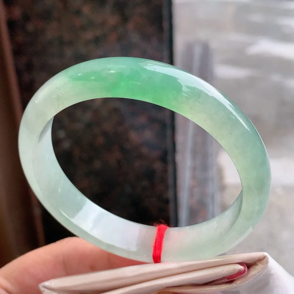 正圈高冰阳绿 无瑕 尺寸:60.2/13.4/7.4 种色兼备