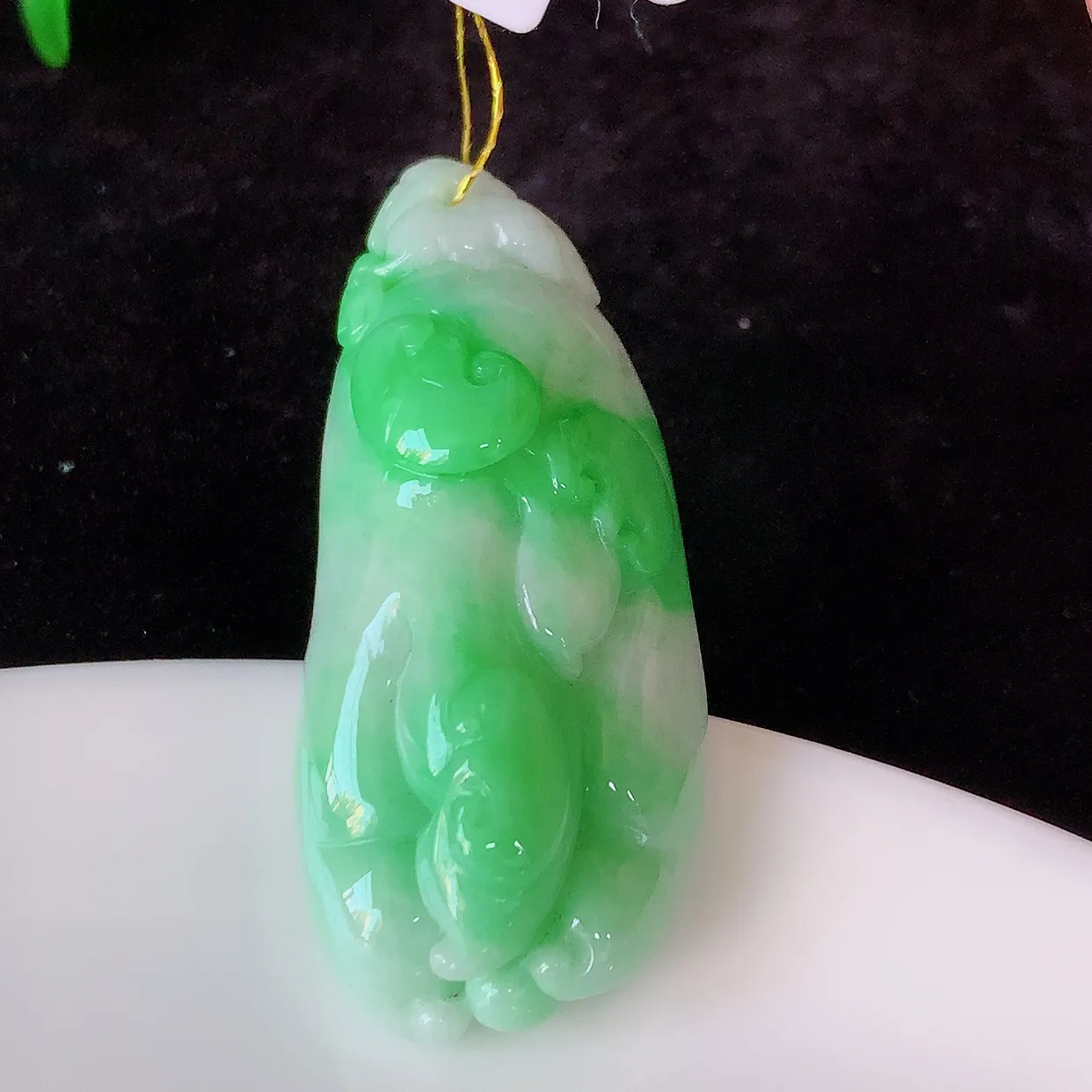 自然光实拍，冰润飘绿翡翠佛手吊坠，种老水足，雕工精湛 ，寓意美好，佩戴时尚出众！#35.13